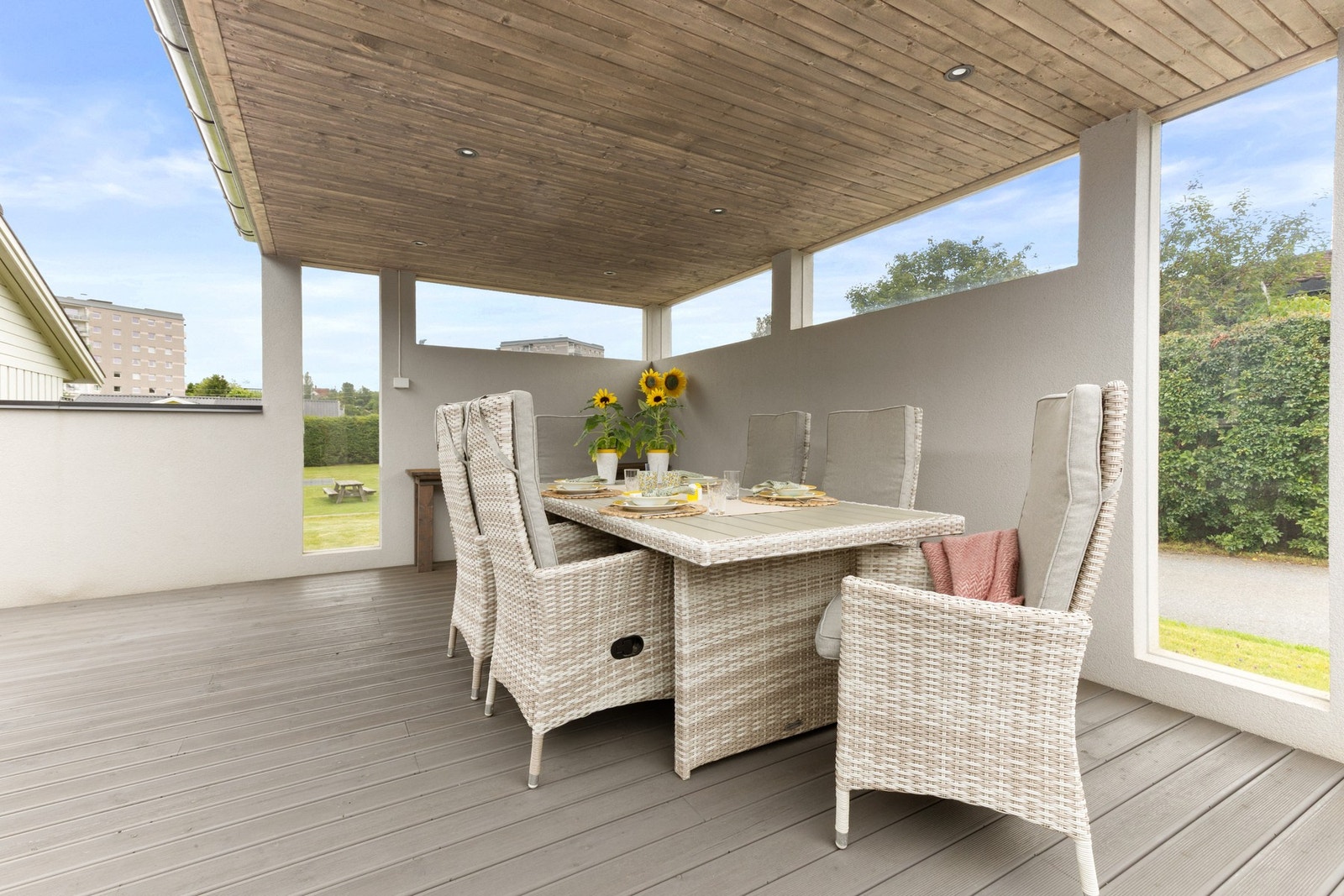 Delvis overbygget del utvider utesesongen og gir privatliv. Galleribilde