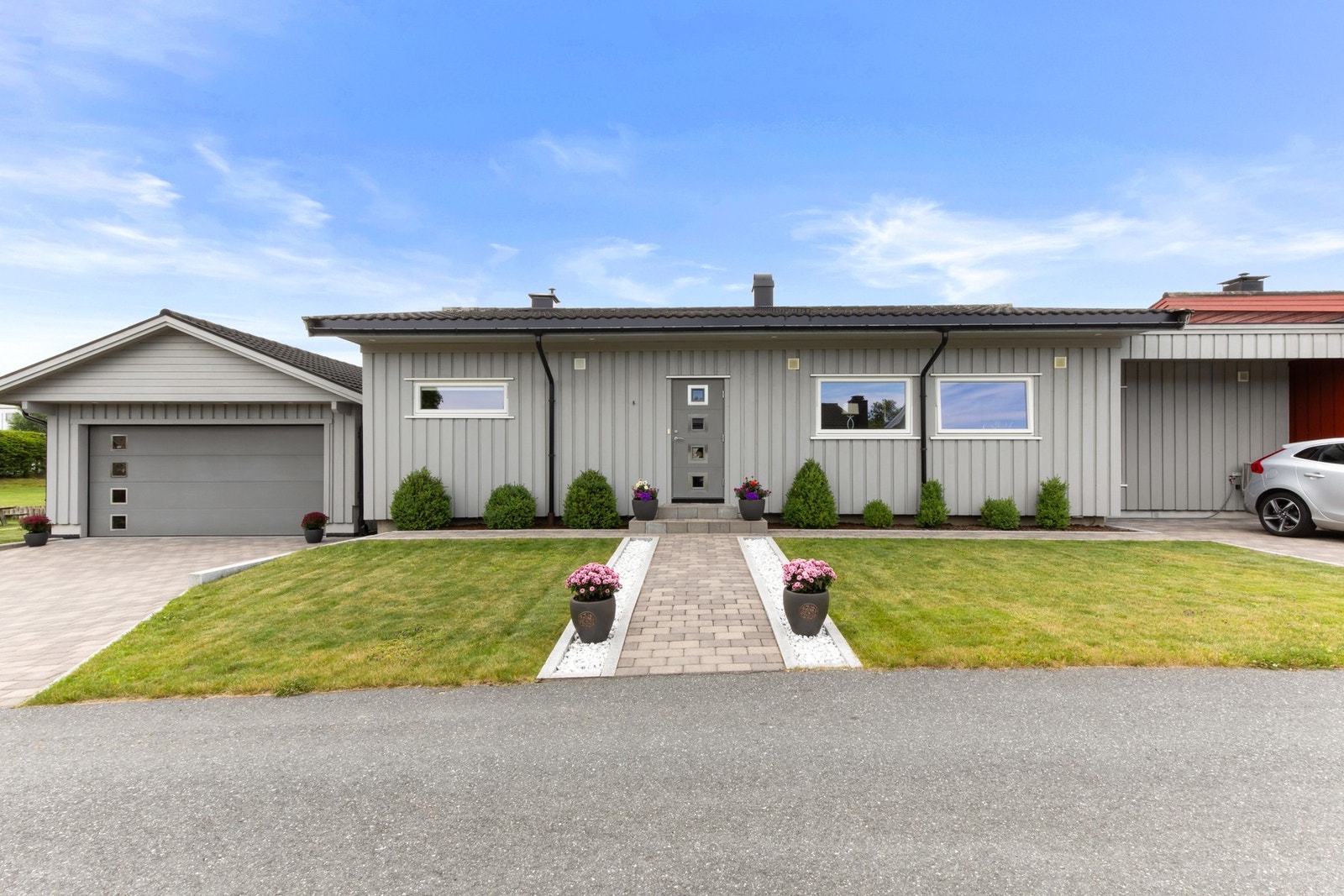 Innbydende inngangsparti som ønsker deg velkommen hjem. Galleribilde