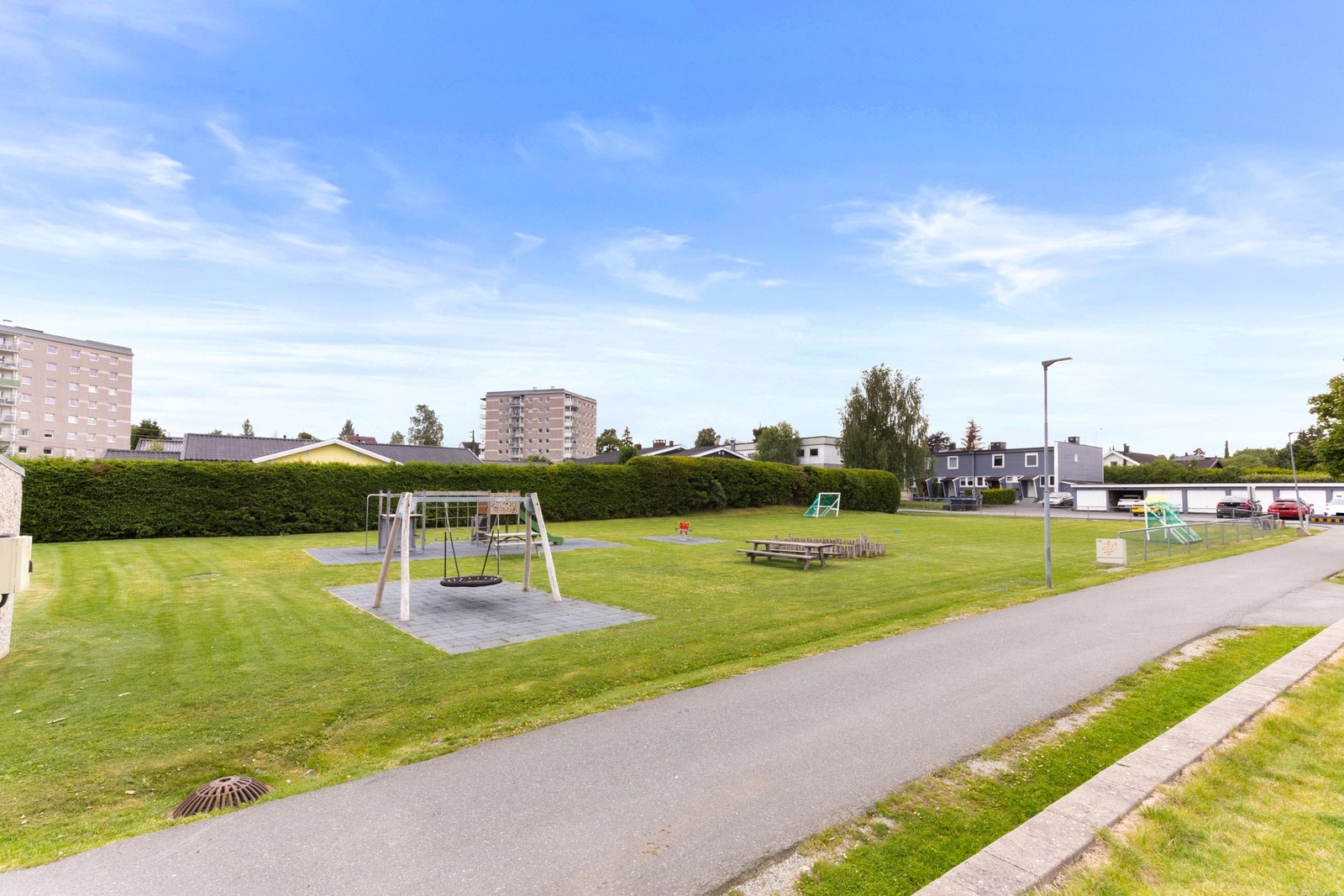 Lekeplass sør for boligen sørger for barnevennlige omgivelser og følelsen av frihet mot sør. Galleribilde