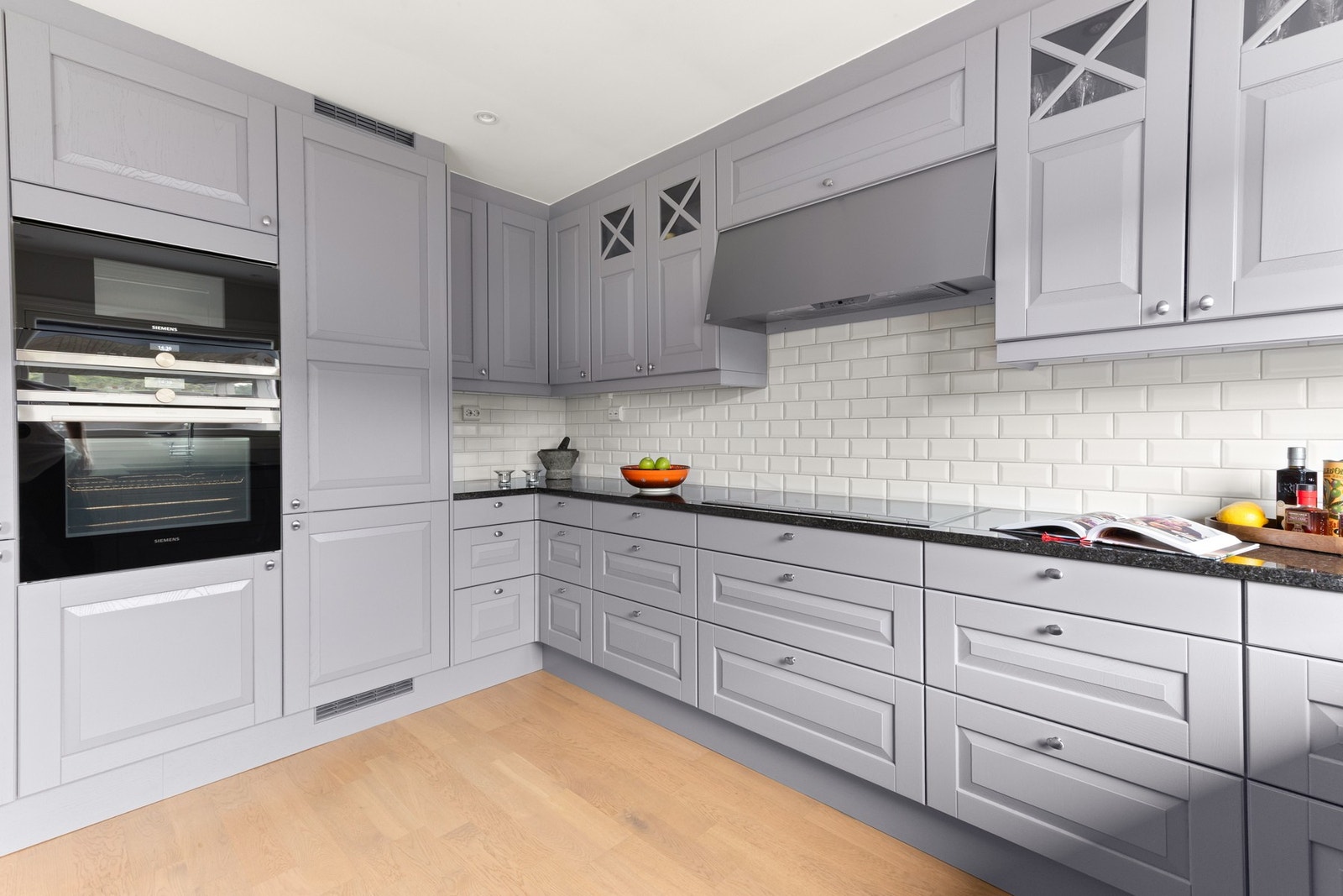 Solid benkeplate i stein. Galleribilde