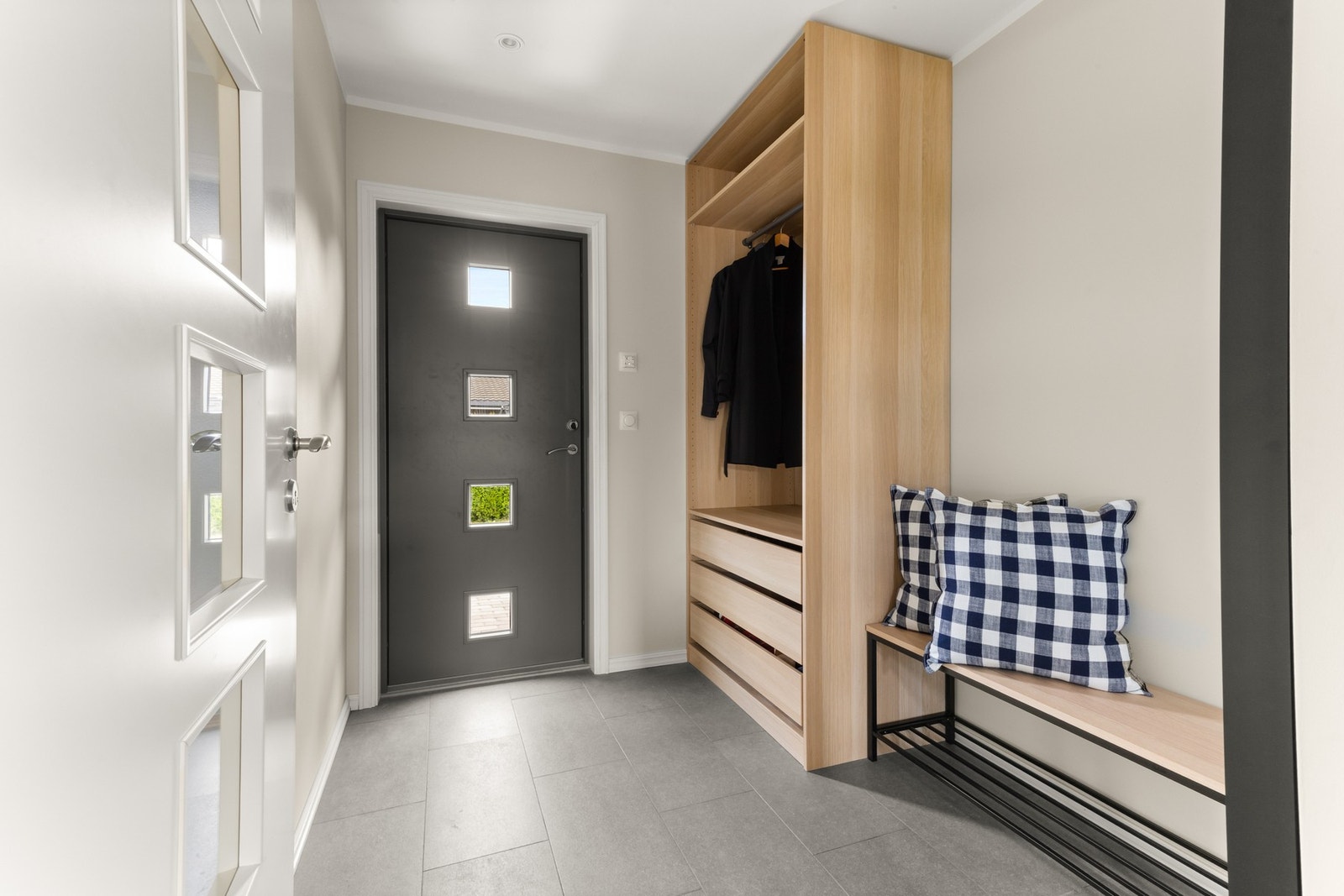 Velkommen inn! Lys og romslig entré med god plass til garderobe og oppbevaring. Galleribilde