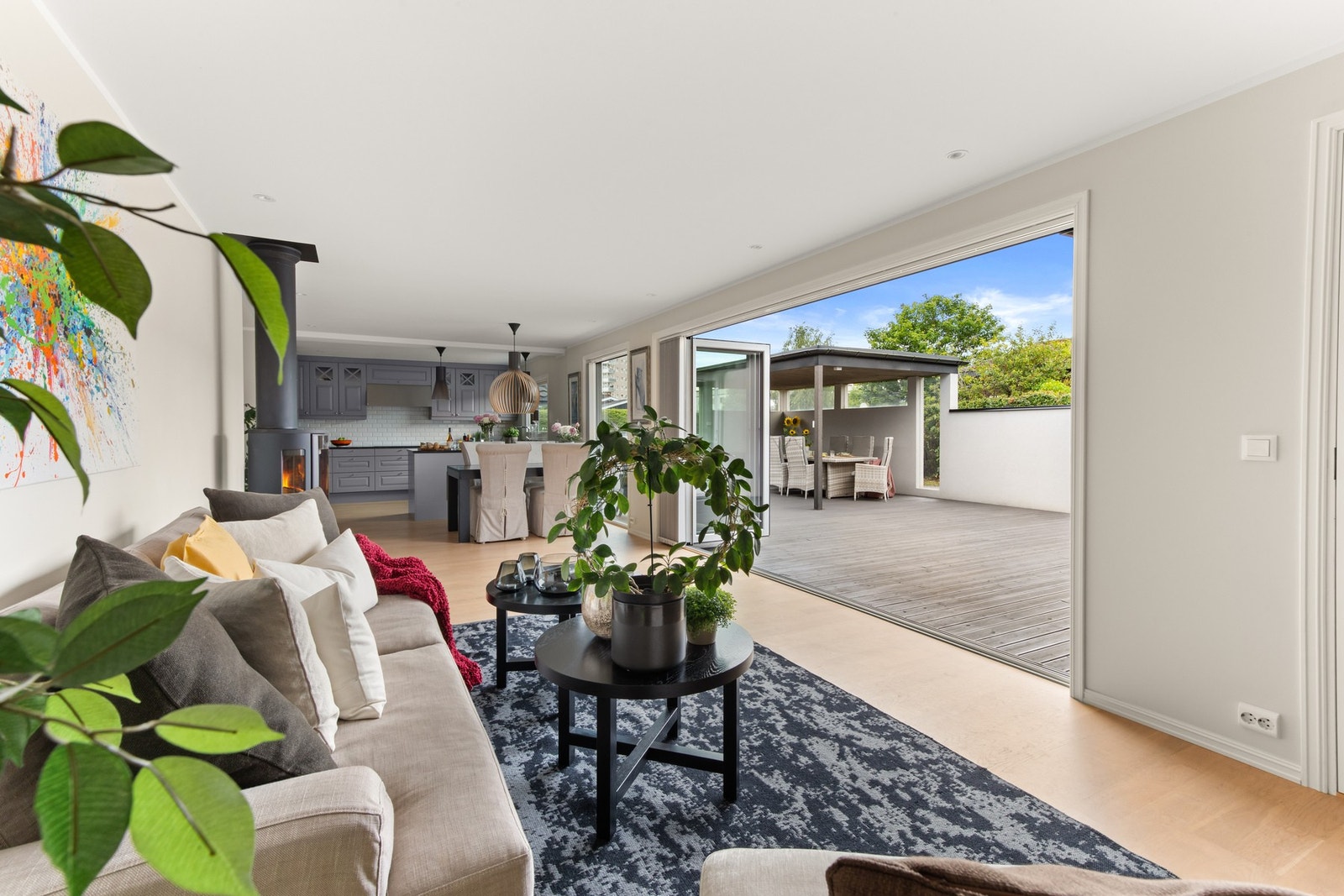 Lys og trivelig stue med store vindusflater mot uteplassen. Galleribilde