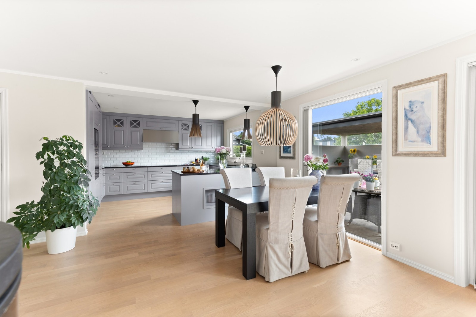 Delvis åpen og meget sosialt kjøkken og spiseplass. Galleribilde