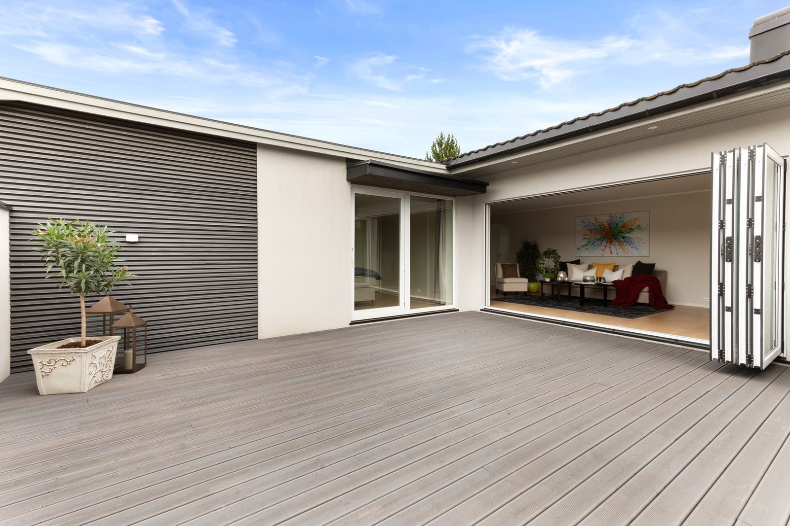 Skyvedør åpner fra hovedsoverom til uteplass. Galleribilde