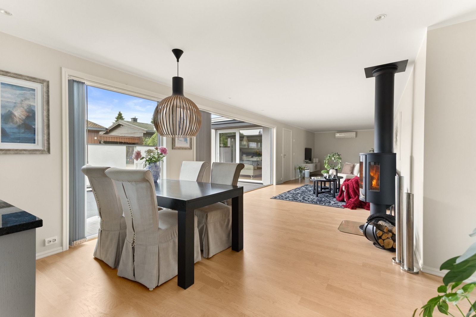 Spisestue med herlig utsyn og rikelig lysinnslipp gjennom stort vindu. Galleribilde