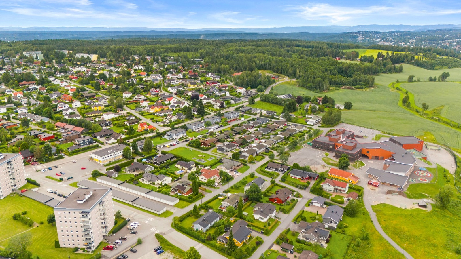 Ca 15 minutters gange til Ski sentrum med Ski storsenter og Follobanen som tar deg til Oslo S på kun 11 minutter. Galleribilde