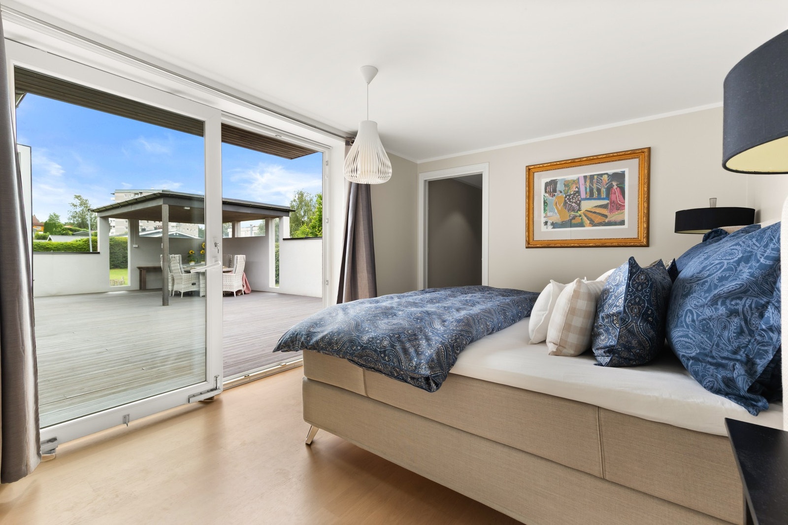 Stor skyvedør til uteplassen. Galleribilde