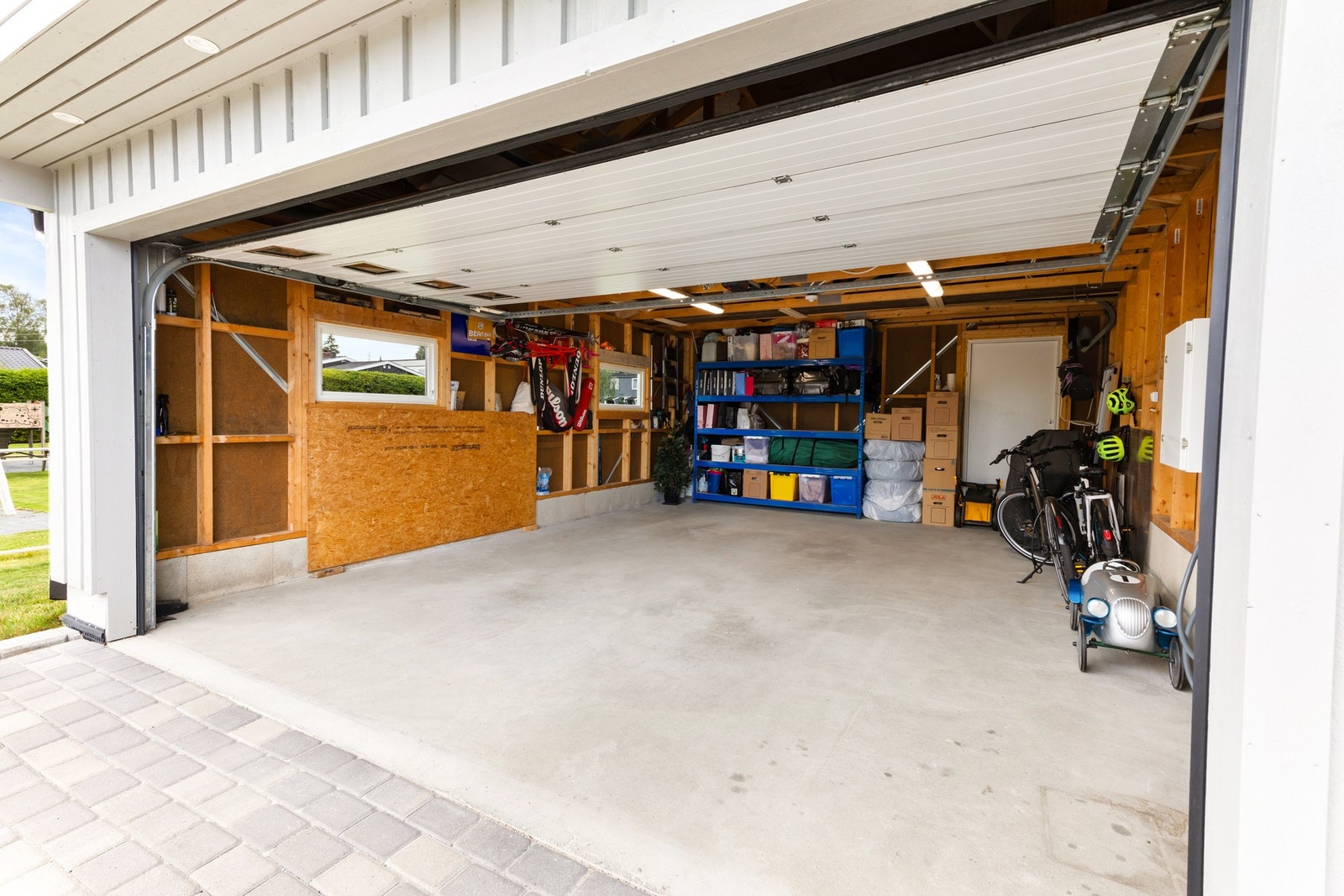 Romslig garasje med plass til bil og oppbevaring. Montert elbil lader. Galleribilde