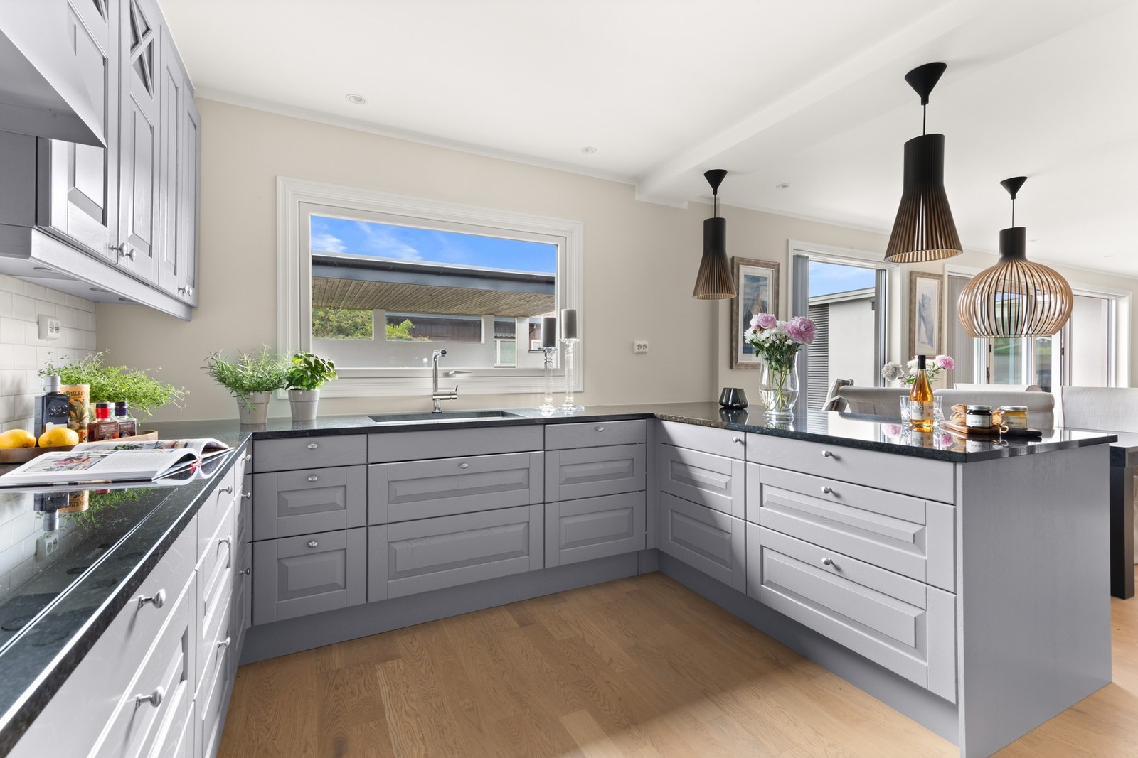 Praktisk halvøy, perfekt for selskaper og skaper en åpen og sosial løsning. Galleribilde