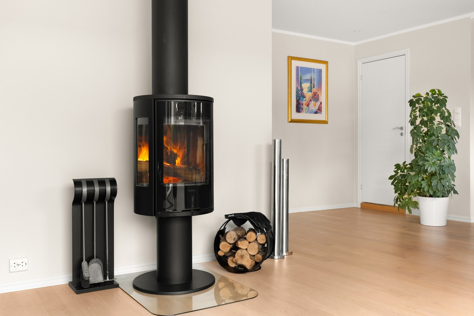 Ved ovn i stua som skaper en varm og koselig atmosfære. Varmefolie i hele rommet. Galleribilde