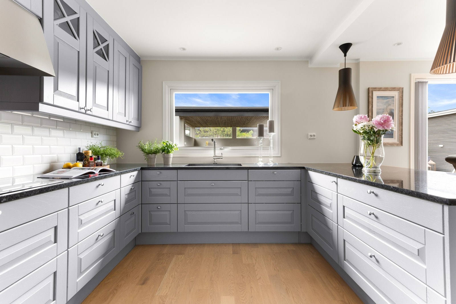 Herlig lysinnslipp fra vest. Gjennomgående for alle oppholdsrom. Galleribilde