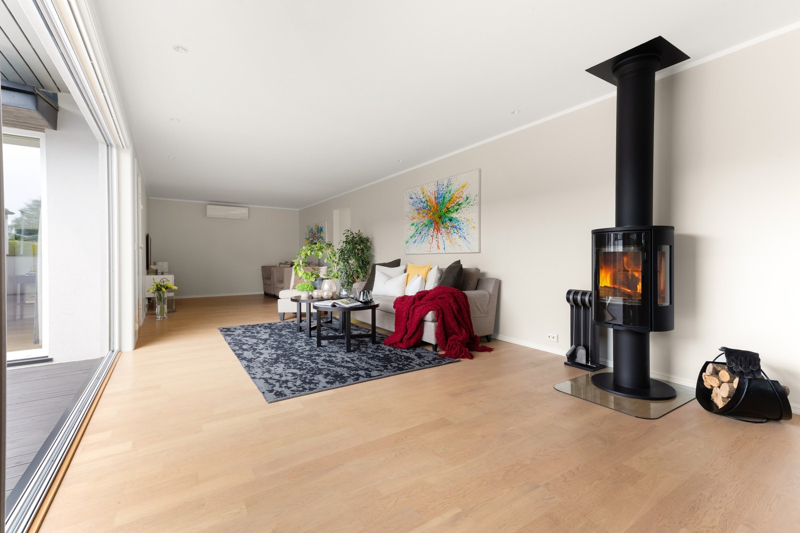 Spisestuen og stuen er i dag delt i 3 soner. Meget gode møbleringsmuligheter. Galleribilde