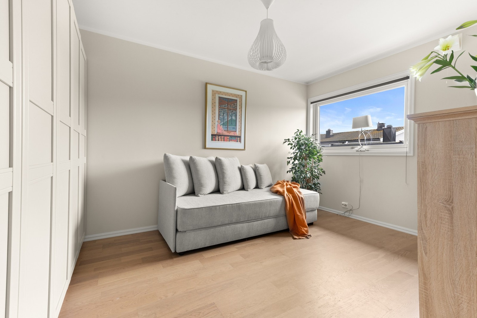 Soverom 2 med god plass til dobbelseng. Stor garderobe medfølger. Galleribilde