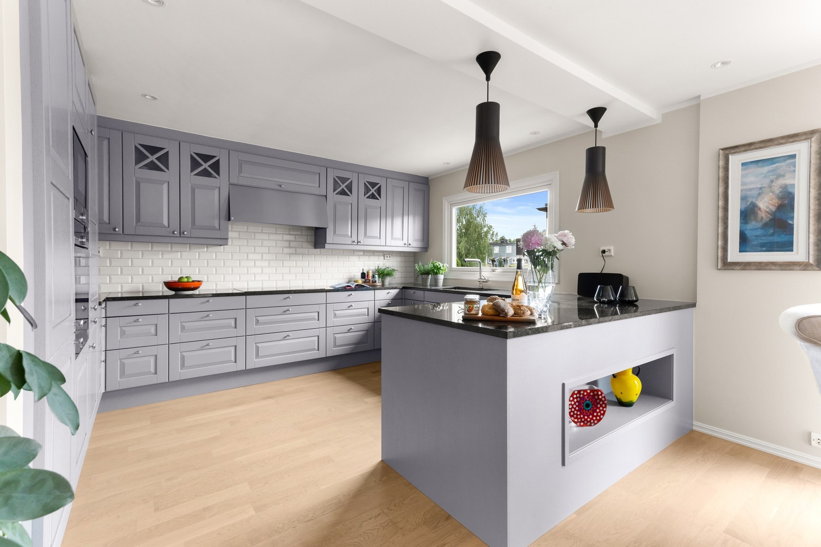 Meget godt med skap- og benkeplass. Galleribilde