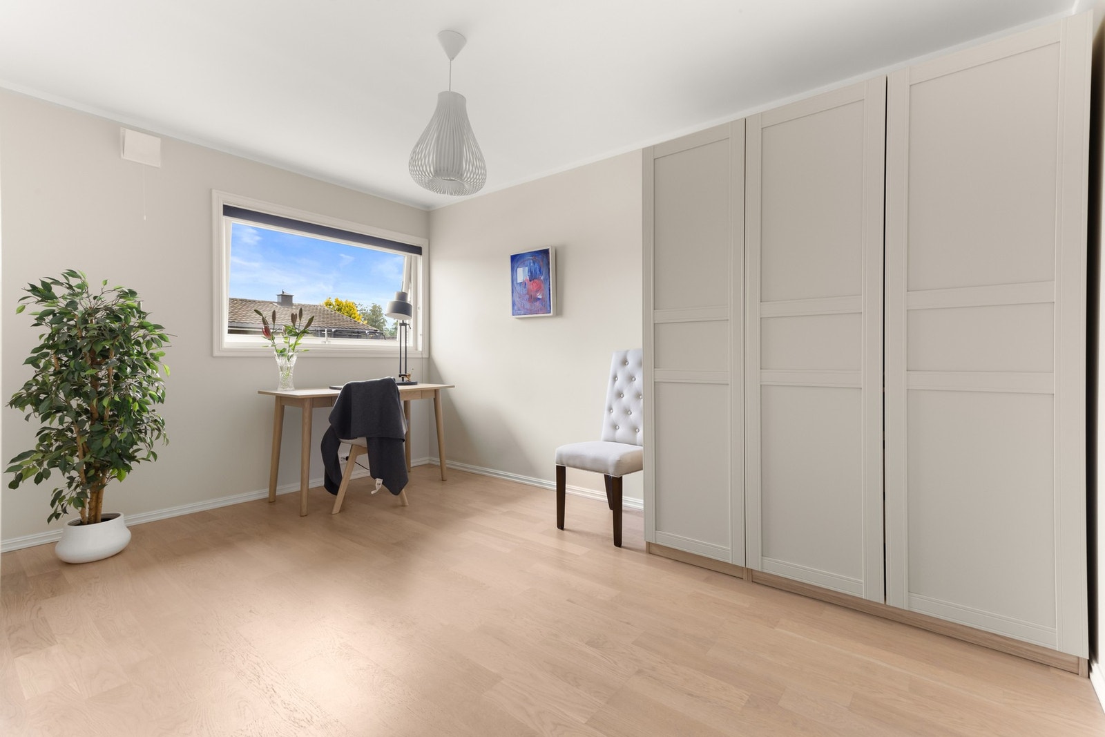 Soverom 3 med god plass til dobbelseng. Stor garderobe medfølger. Galleribilde