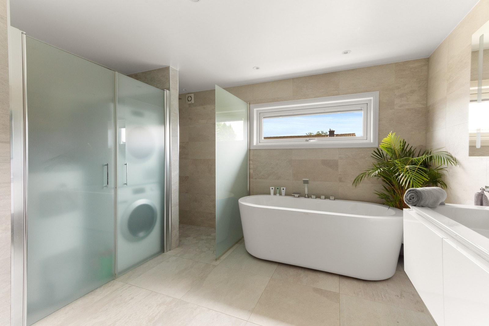 Egen praktisk og pen nisje for vask/tørk-søyle. Galleribilde