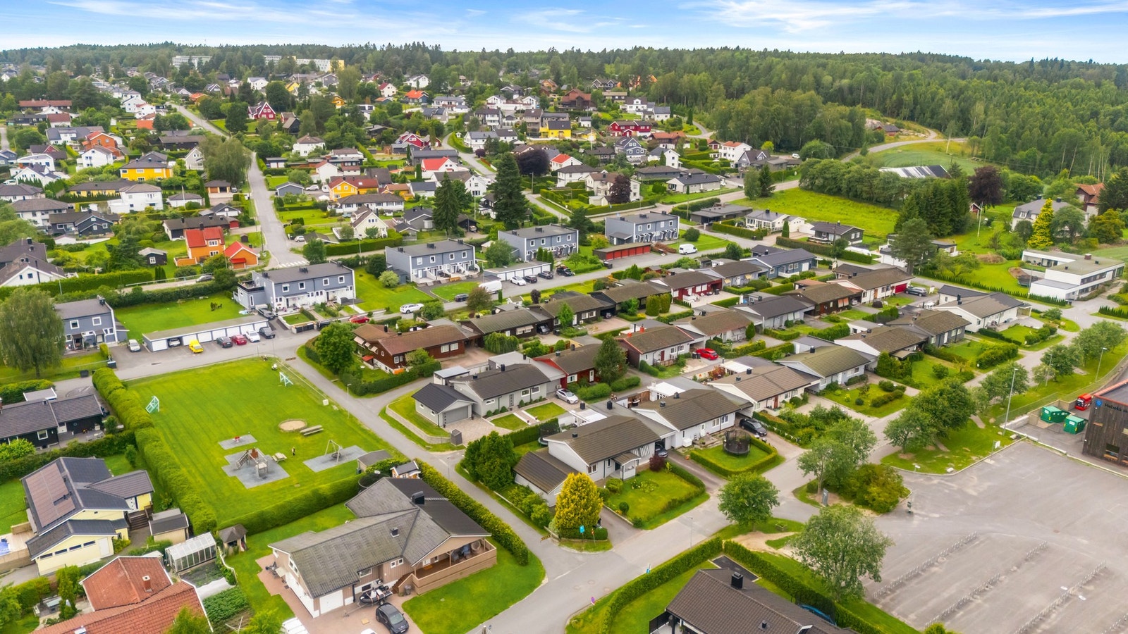 Meget populært område med få minutters gange til skole og barnehager. Galleribilde