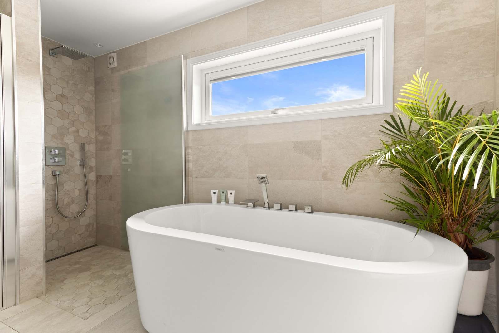 Både badekar og romslig dusjnisje. Galleribilde