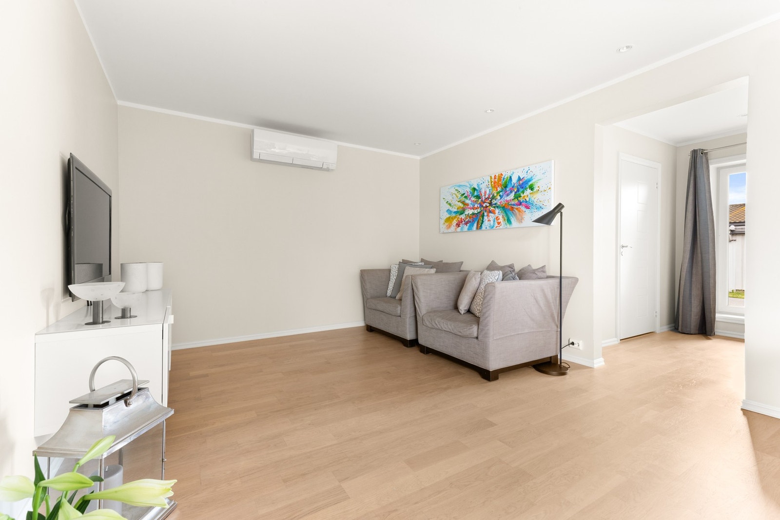 Inne igjen, innerst i stuen, innredet som TV-stue. Galleribilde