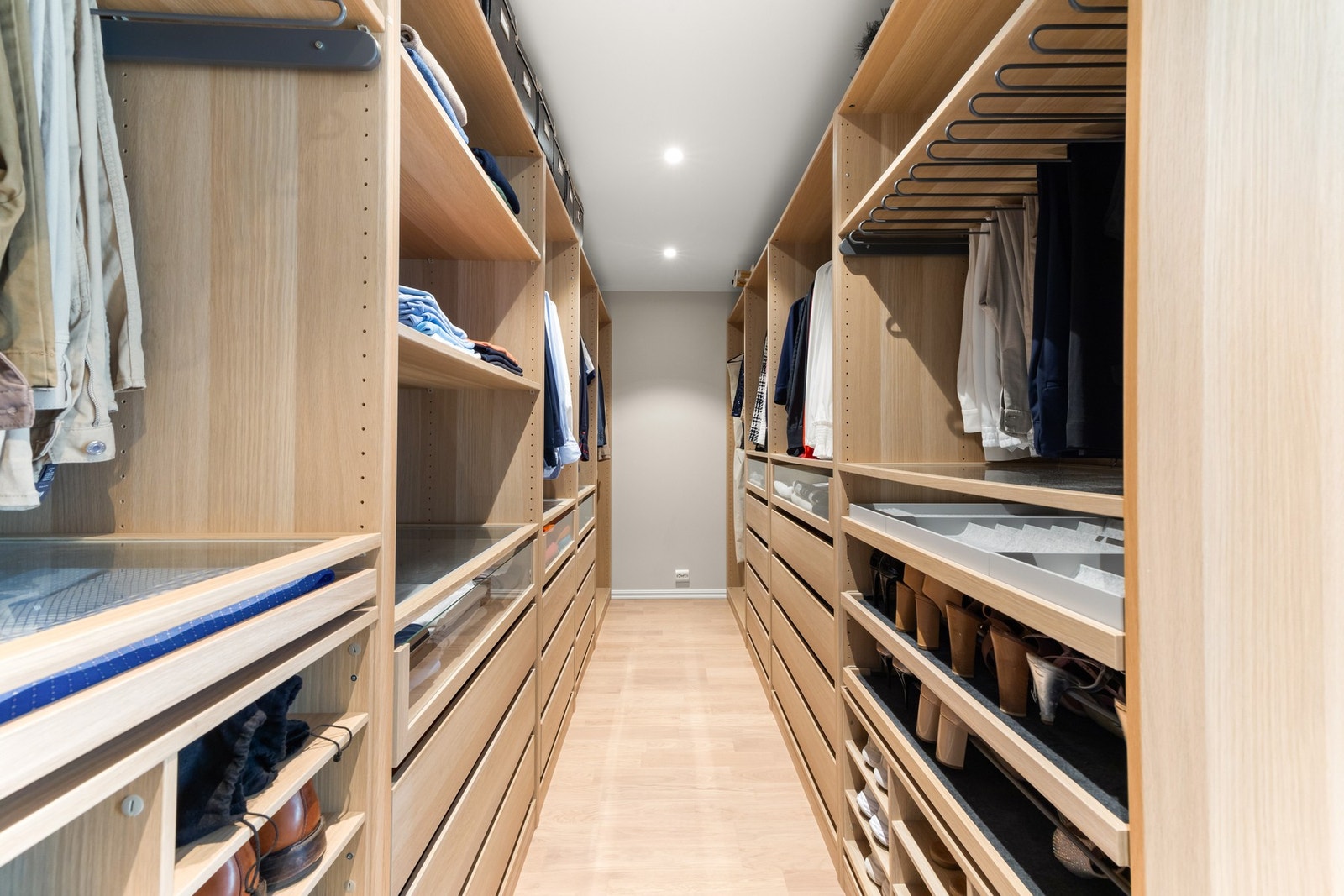 Luksus med egen walk-in garderobe til hovedsoverommet. Galleribilde