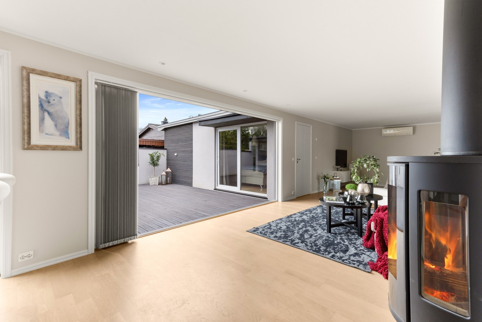 Åpen og moderne stue med mye naturlig lys. Galleribilde