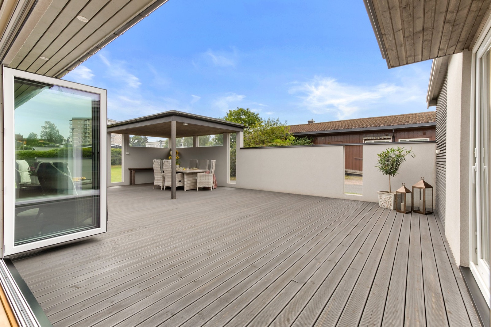 Stor, solrik terrasse med plass til flere sittegrupper - perfekt for sommerdager. Galleribilde