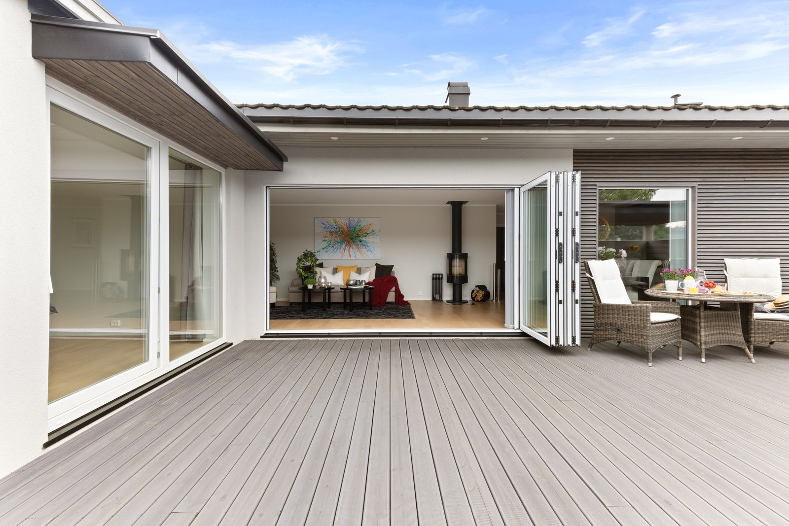 Foldedører som åpner stuen sømløst ut mot uteplassen. Galleribilde