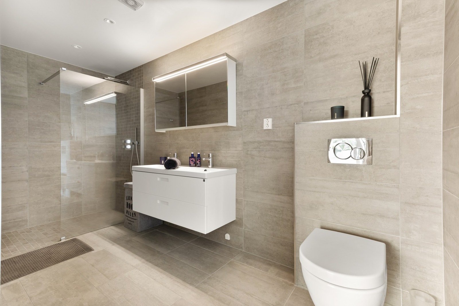 Lekkert flislagt bad i on-suite løsning til hovedsoverommet. Dette er en ordentlig masteravdeling. Galleribilde