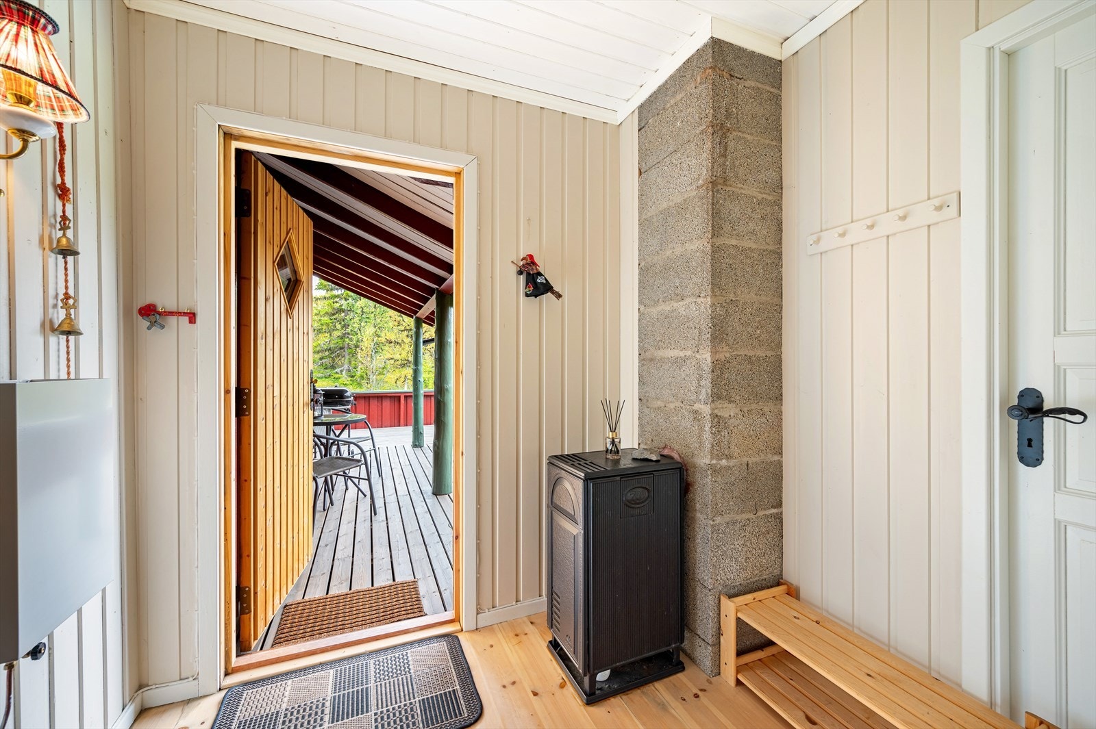 I entréen er det mulighet for oppheng av yttertøy som benyttes i det daglige Galleribilde