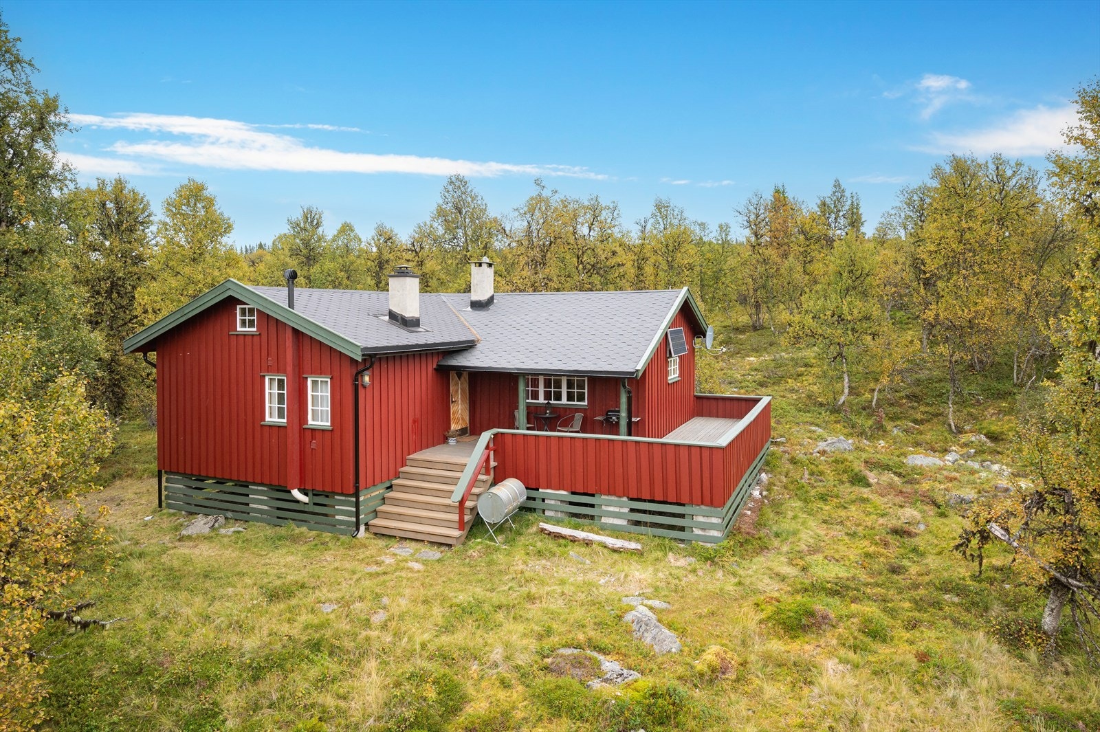 Hytta har romslig terrasse Galleribilde