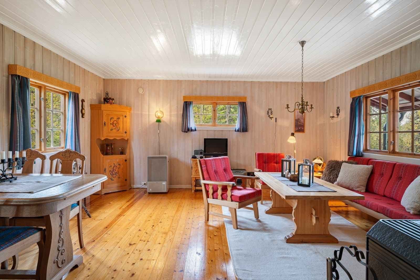 Hytta har stue og kjøkken i åpen løsning Galleribilde