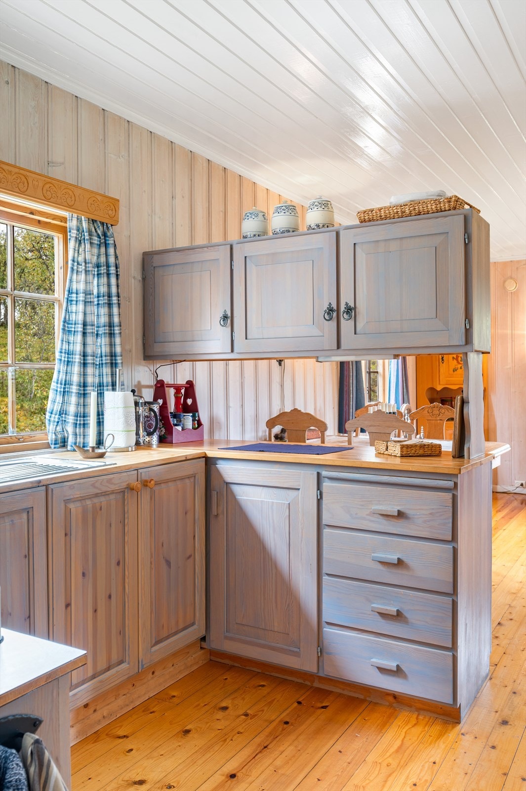 Fra kjøkkenet er det luke til matkjeller, og det er benkekjøleskap og kokebluss på gass Galleribilde