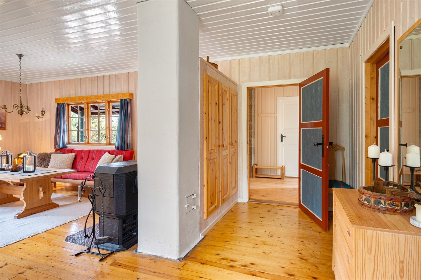 Mellomgang mot entré hvor det er plassbygget garderobeløsning Galleribilde