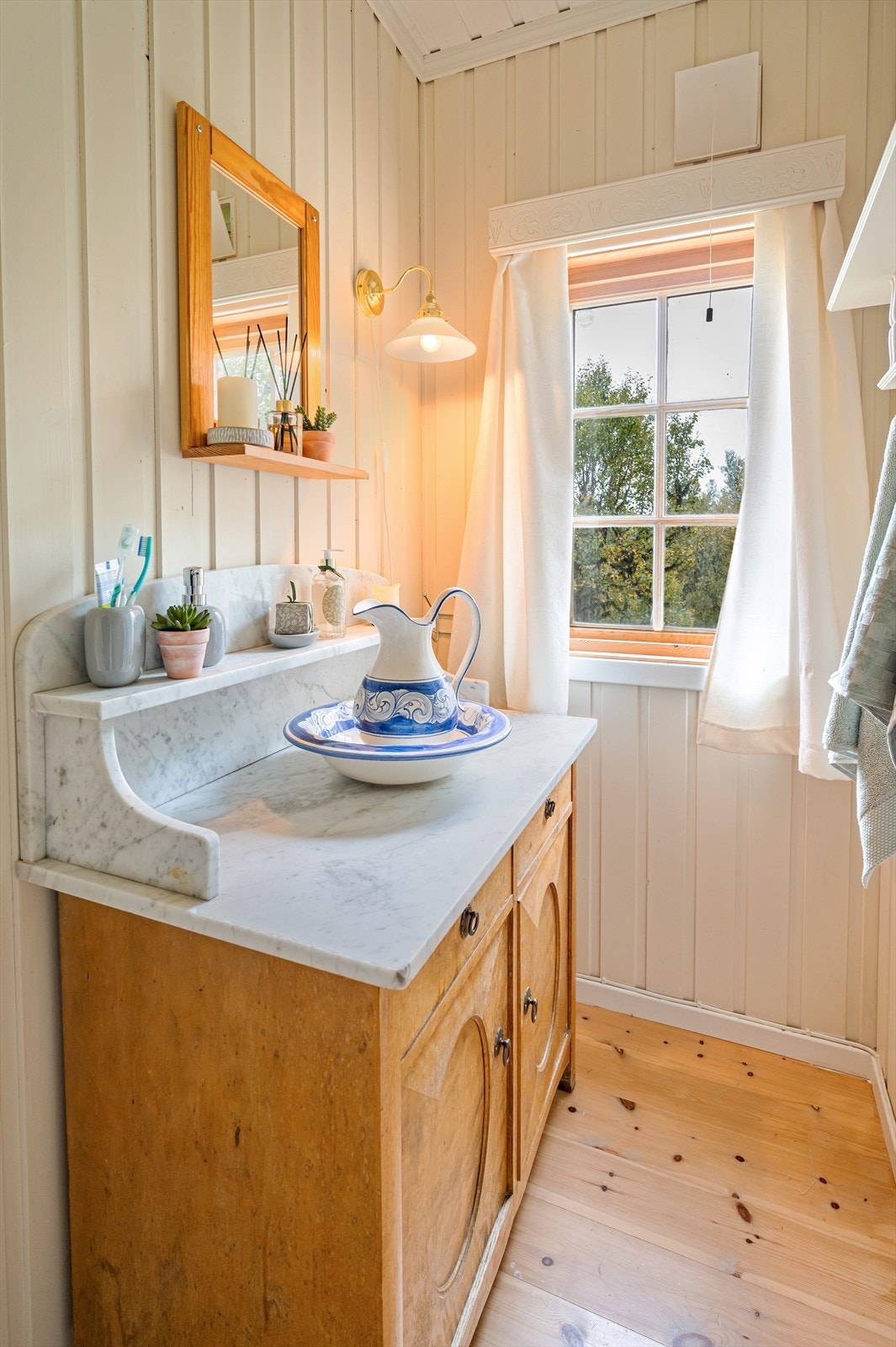 Badet er innredet med vaskefat Galleribilde