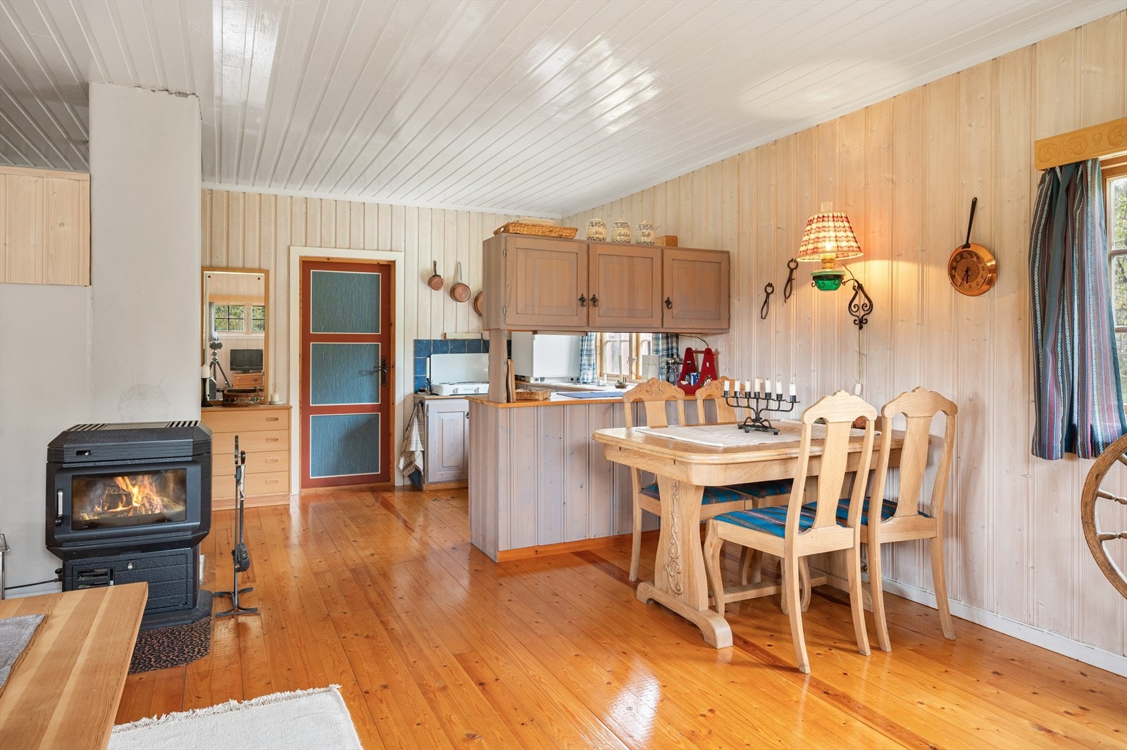 I stuen er det kombinert ved- og parafinovn med dagtank, og det er vedovn i entréen Galleribilde