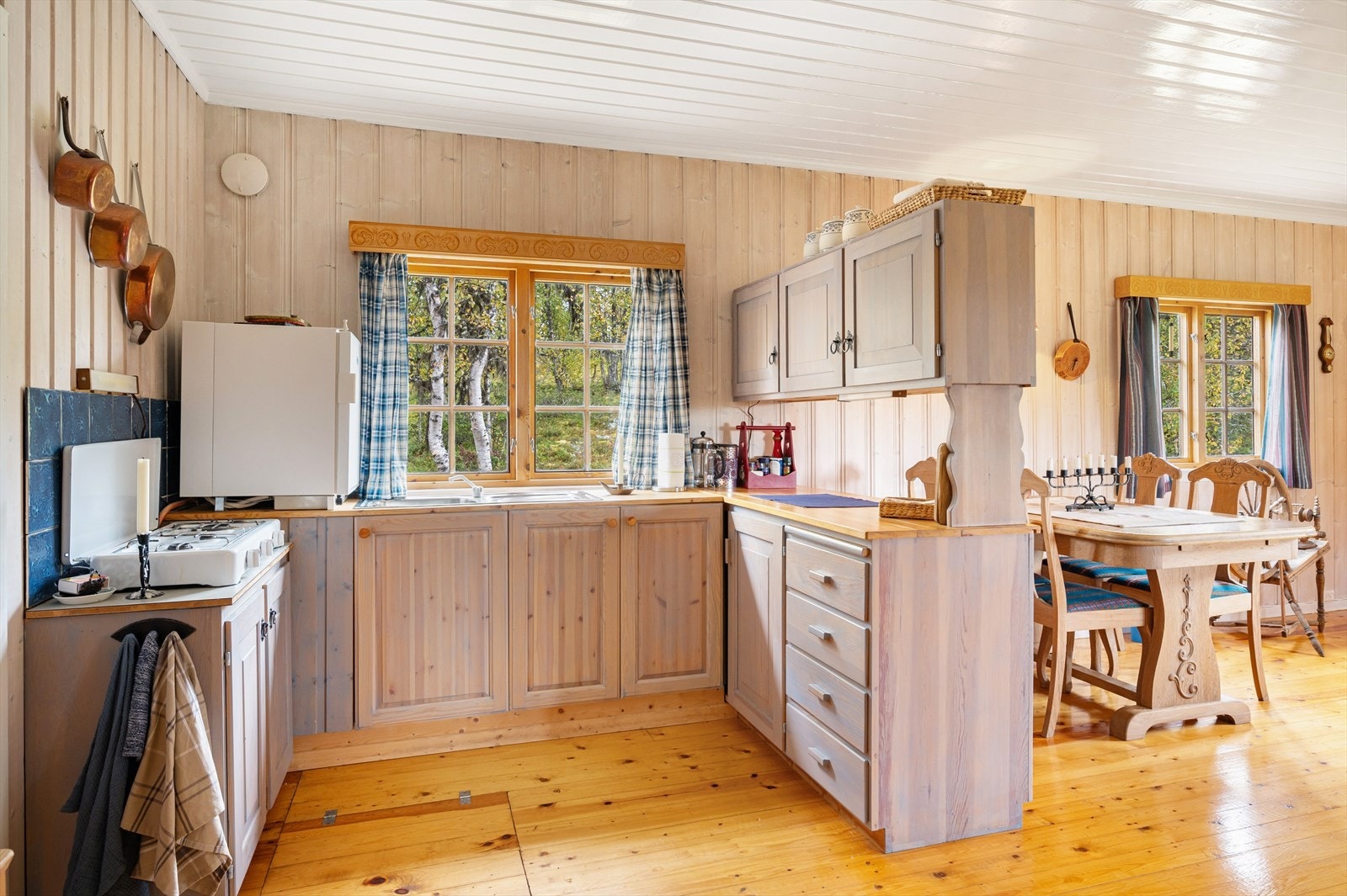 Kjøkkenet har innredninger i tradisjonell stil Galleribilde