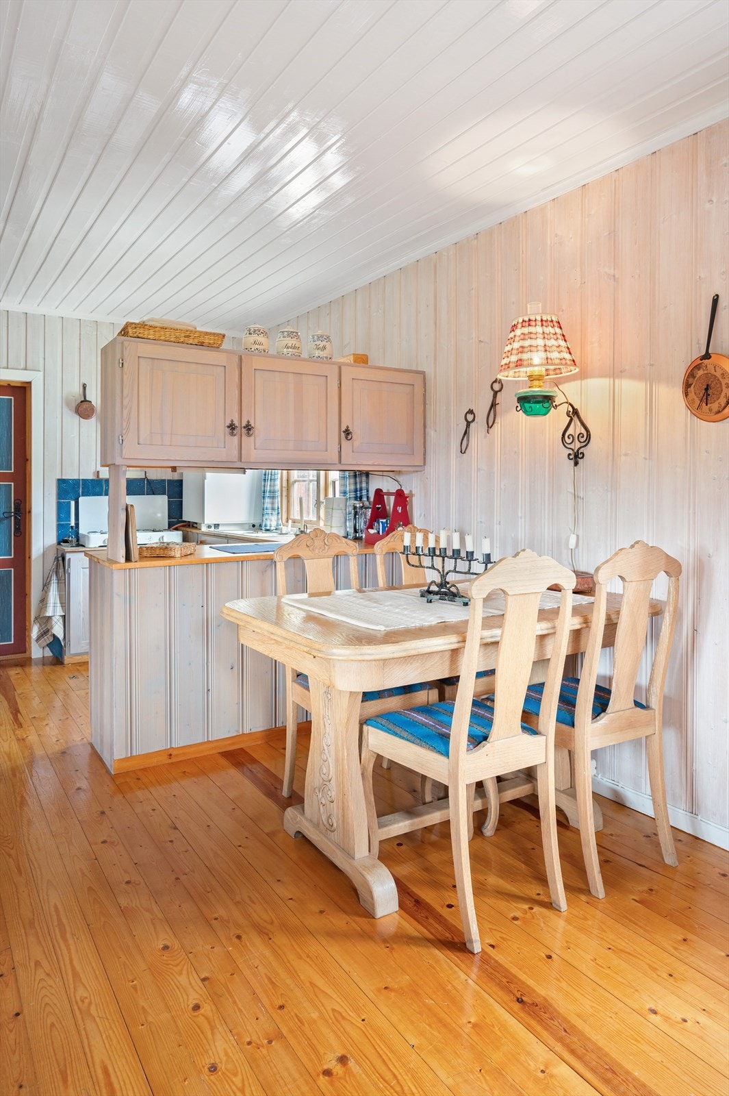 Spisestue er satt i forbindelse med kjøkkenet Galleribilde