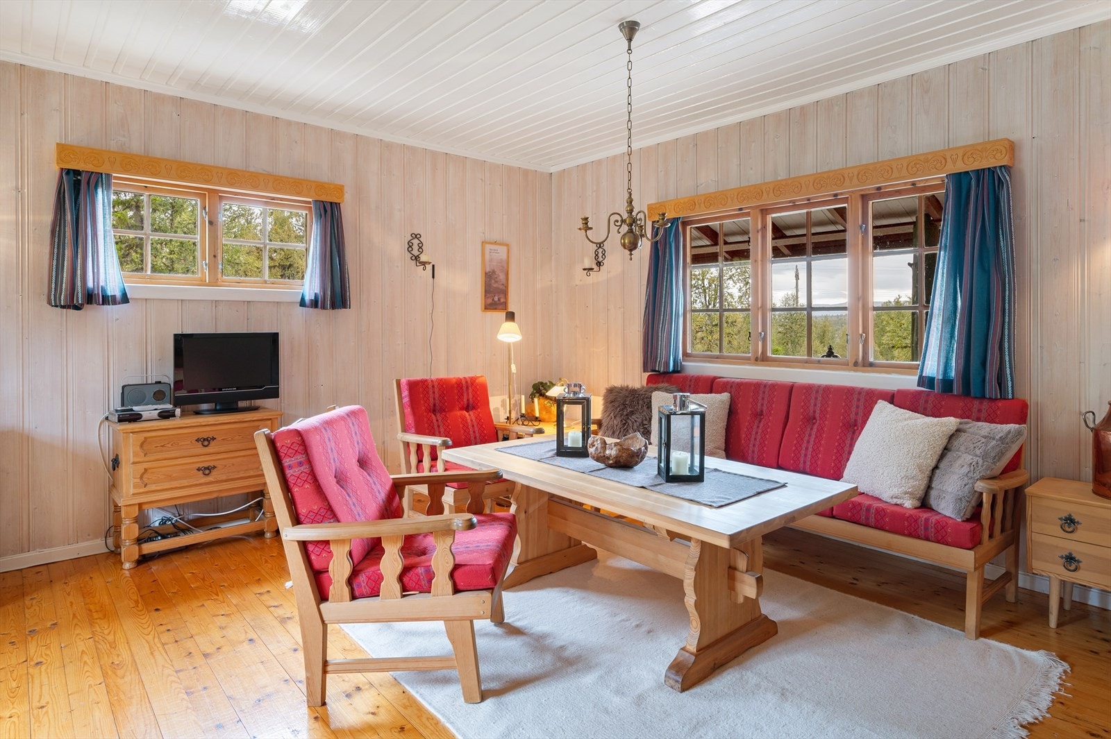 I stuen er det god plass for både sofagruppe og spisemøblement Galleribilde