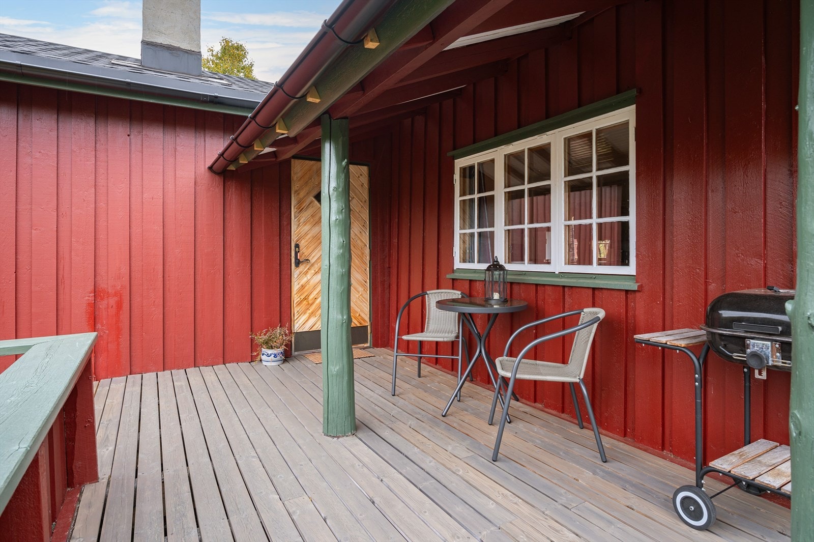 Terrassen er dels takoverbygget, så her kan du sitte også på gråværsdager Galleribilde