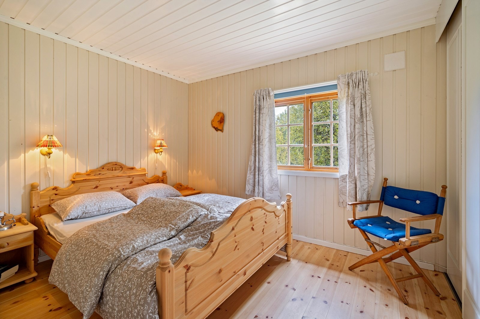 Soverommet er av god størrelse og har romslig skyvedørsgarderobe Galleribilde