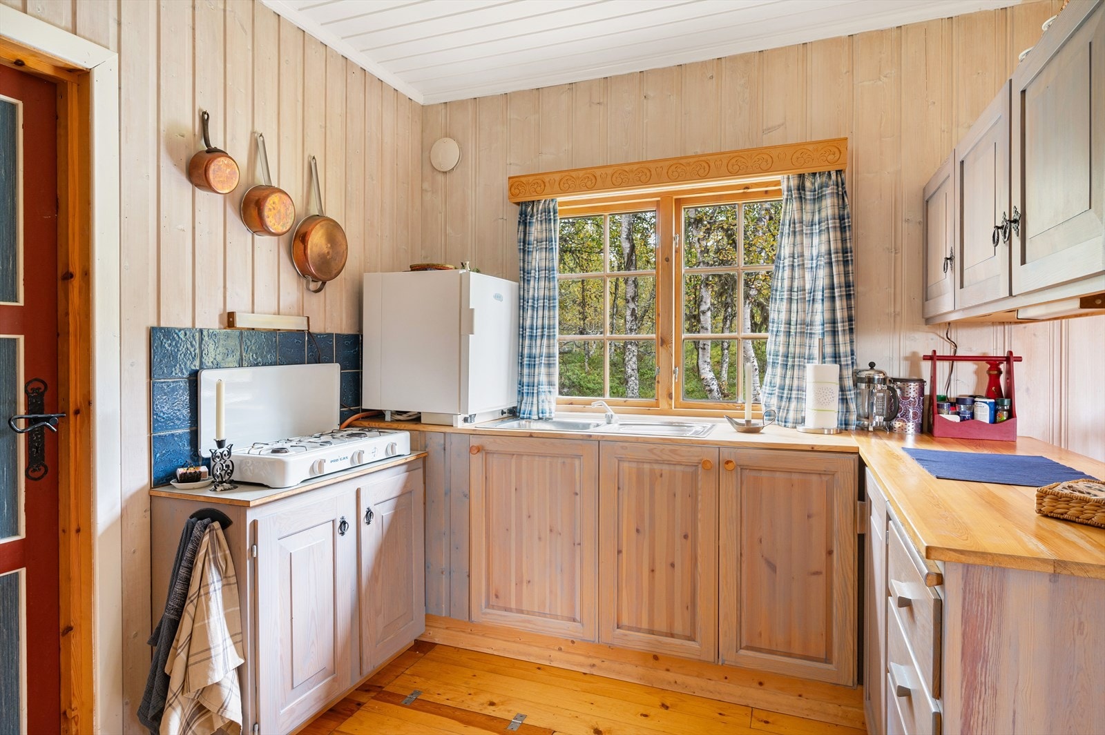 Innredninger og benkeplater er i heltre Galleribilde