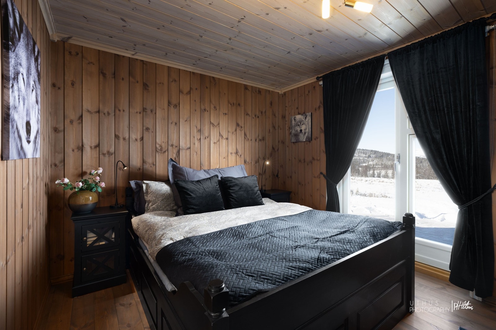 Hovedsoverom med utgang til terrasse, og innebygd garderobe Galleribilde