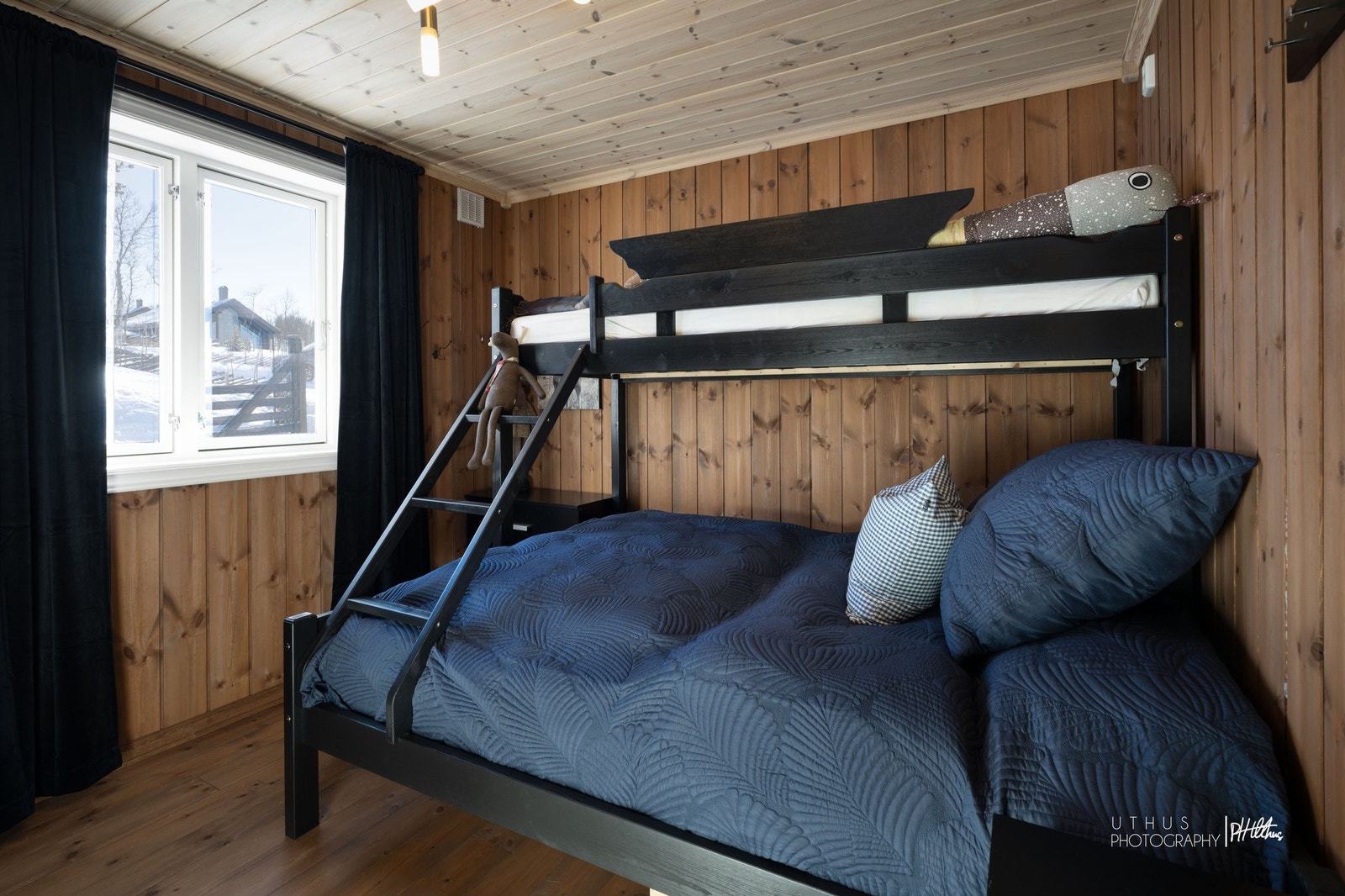 Soverom 2, med familiekøye (150/90), og innebygd garderobe Galleribilde