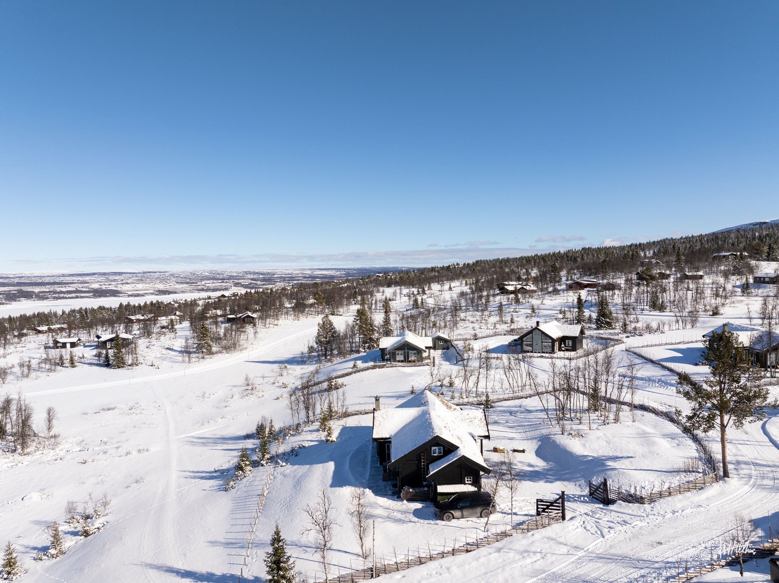 Skli rett ned til skisporet fra hytta Galleribilde