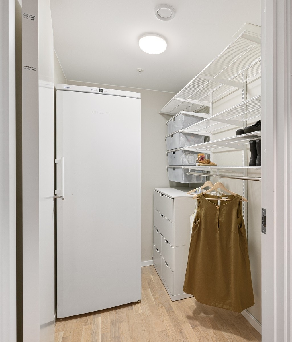 I tilknytning til entreen er det en bod med god oppbevaringsplass. Galleribilde