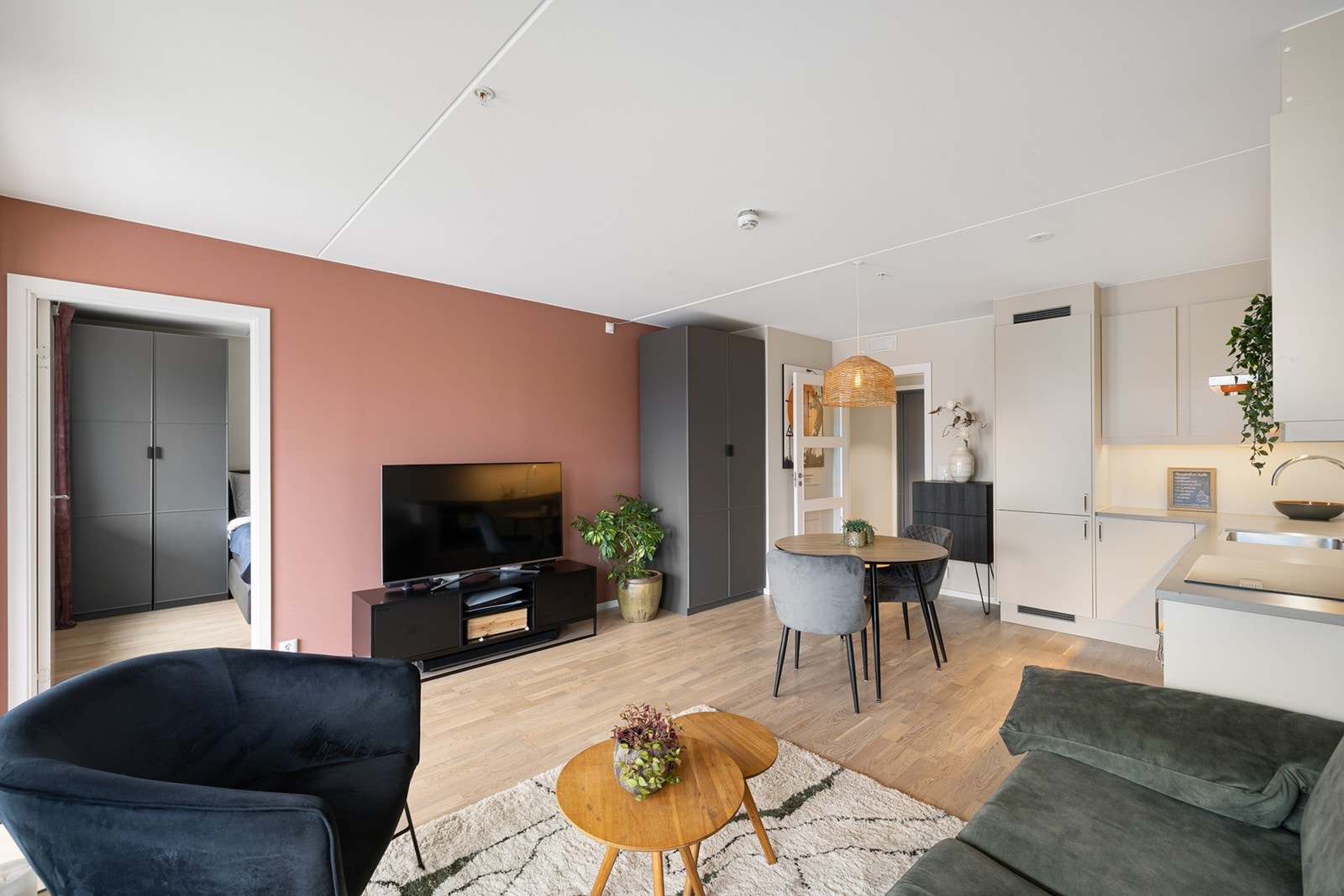 Her er det plass til både sofagruppe, spisebord og mediemøbler. Galleribilde