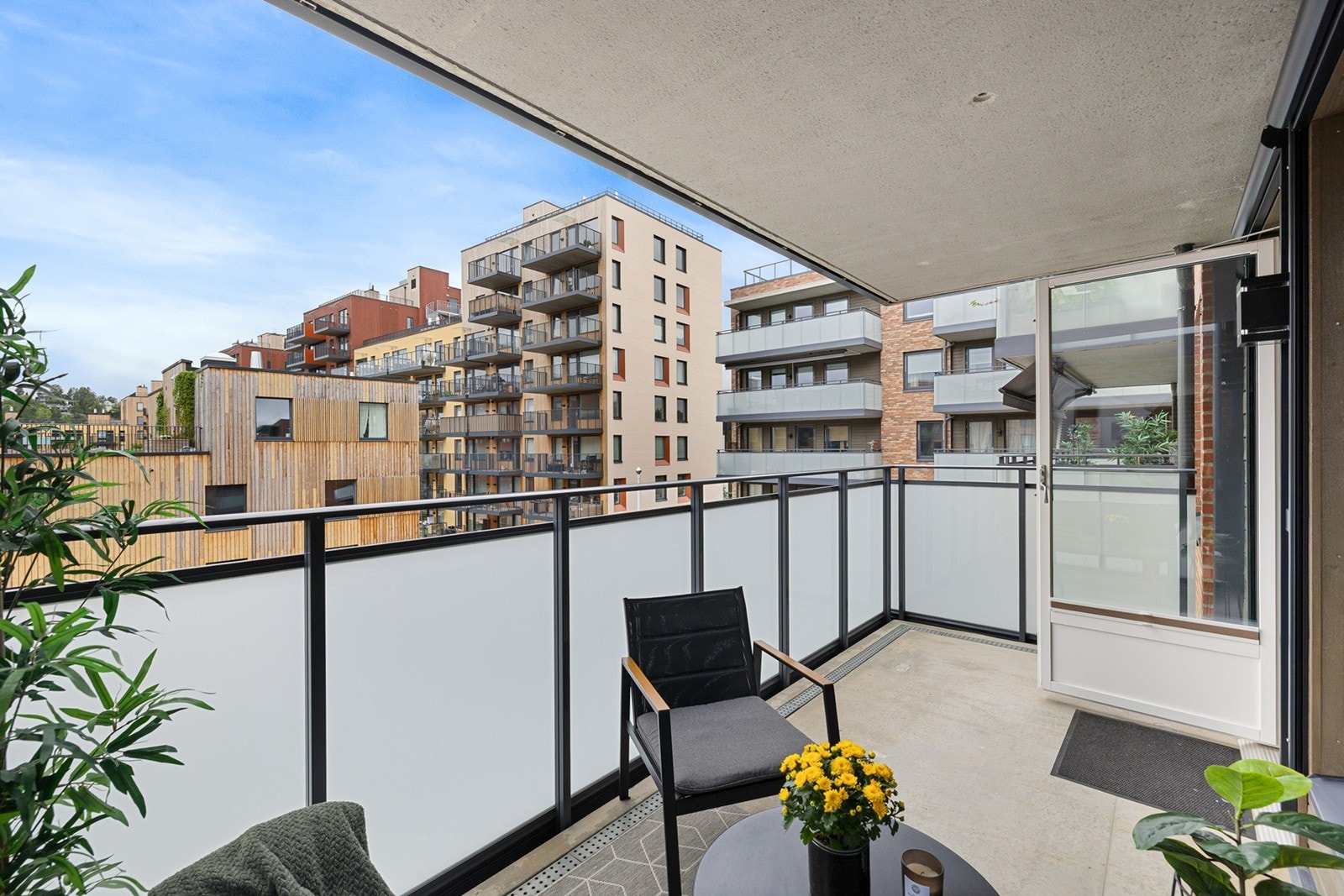 Leiligheten har en trivelig og skjermet balkong med god plass til utemøblement. Galleribilde