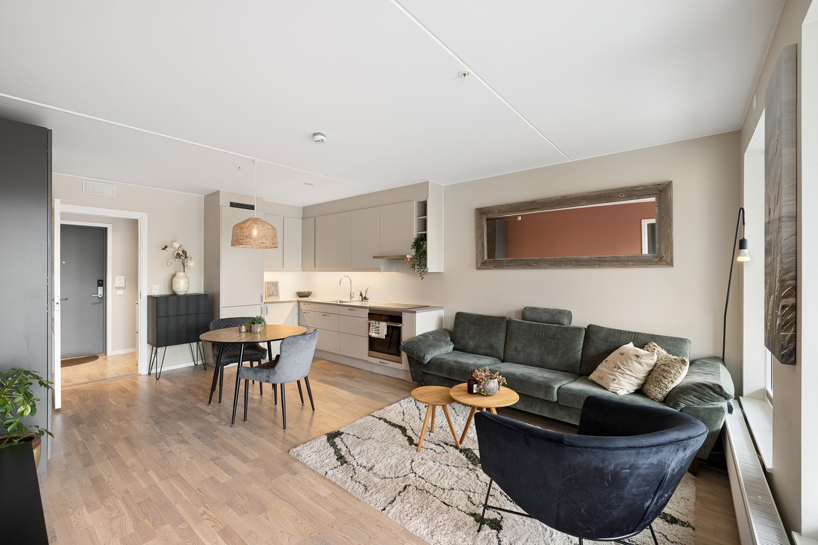 Lys og luftig stue med åpen løsning mot kjøkkenet gir en sosial og funksjonell planløsning. Galleribilde