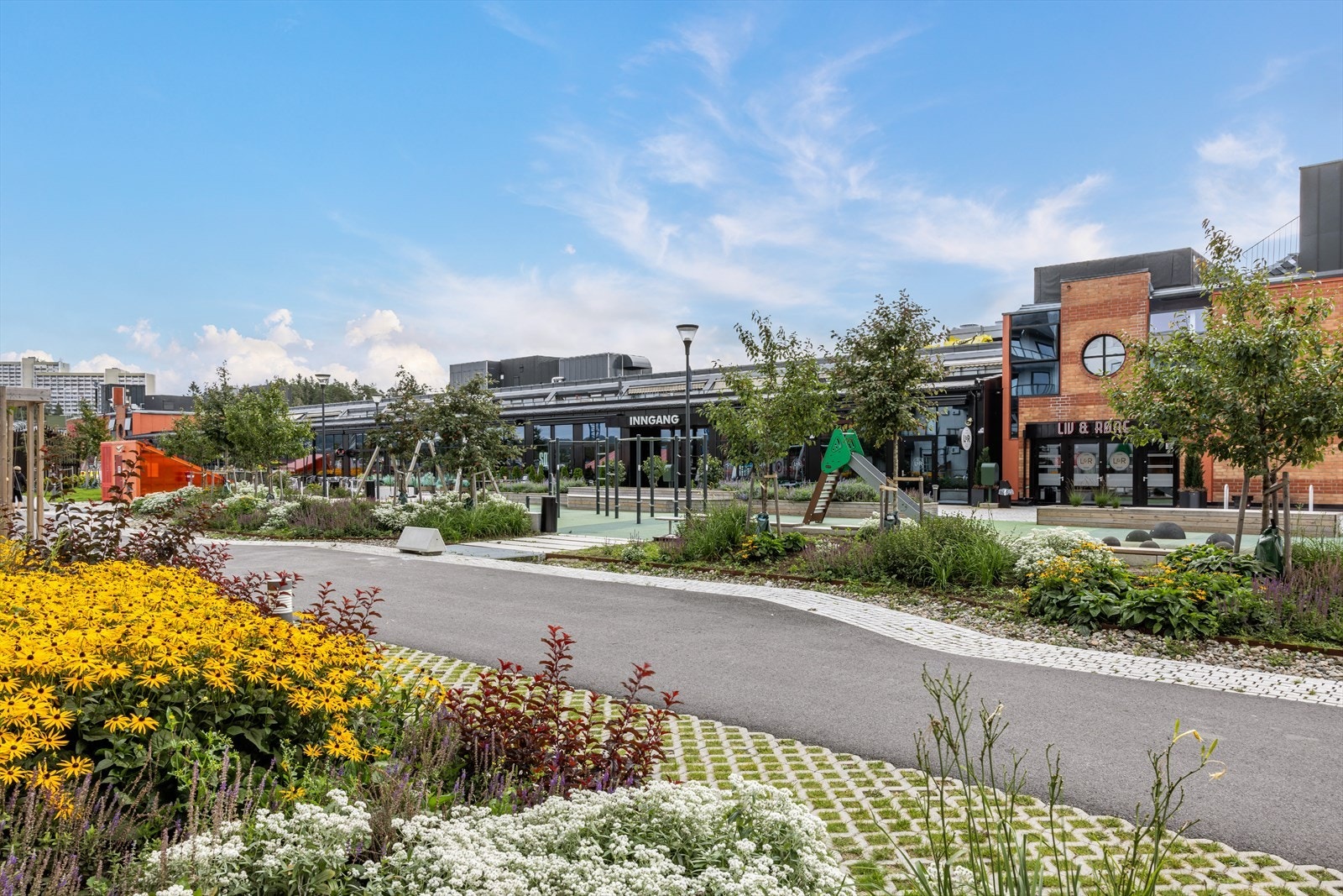 Det er flotte opparbeidede utearealer utenfor Triaden. Galleribilde