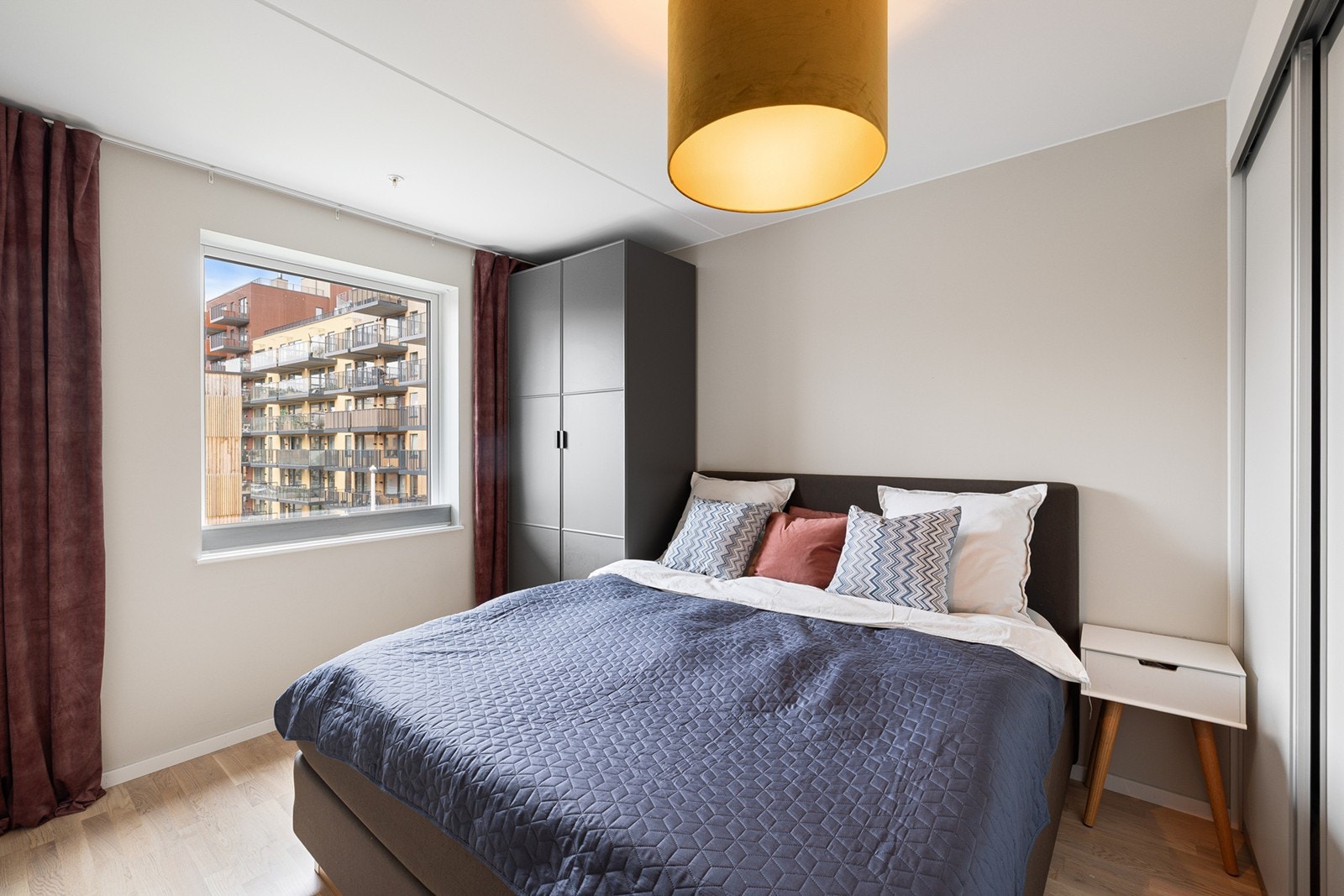 Lyst og innbydende soverom med god plass til dobbeltseng og oppbevaring i både frittstående skap og skyvedørsgarderobe. Galleribilde